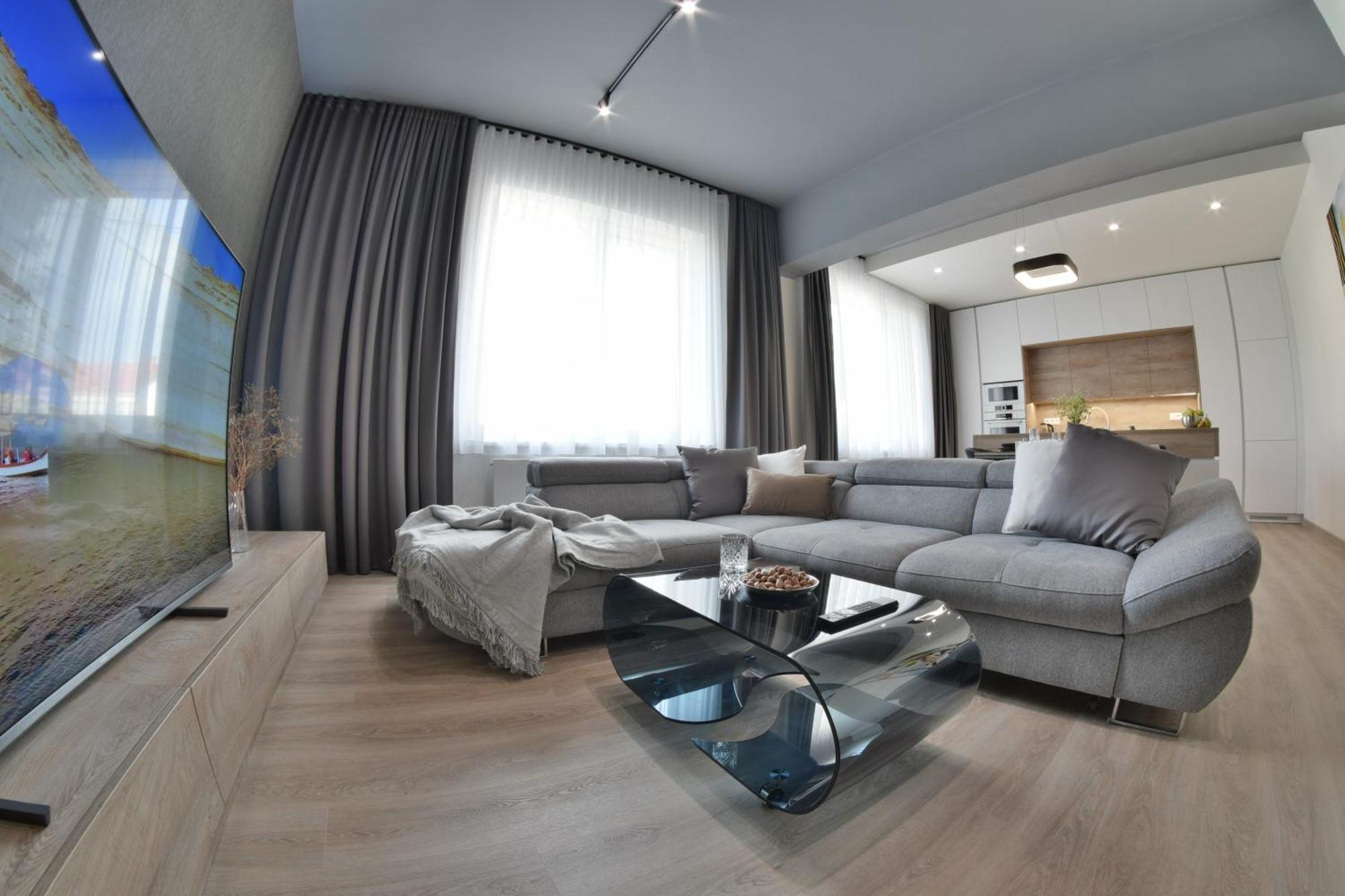 Chalupku - Luxurious Apartment 70M2 In Direct Centrum With Parking Included, Air-Conditioned, Balcony, Quiet Sleep, Best In Town Banská Bystrica Exterior foto
